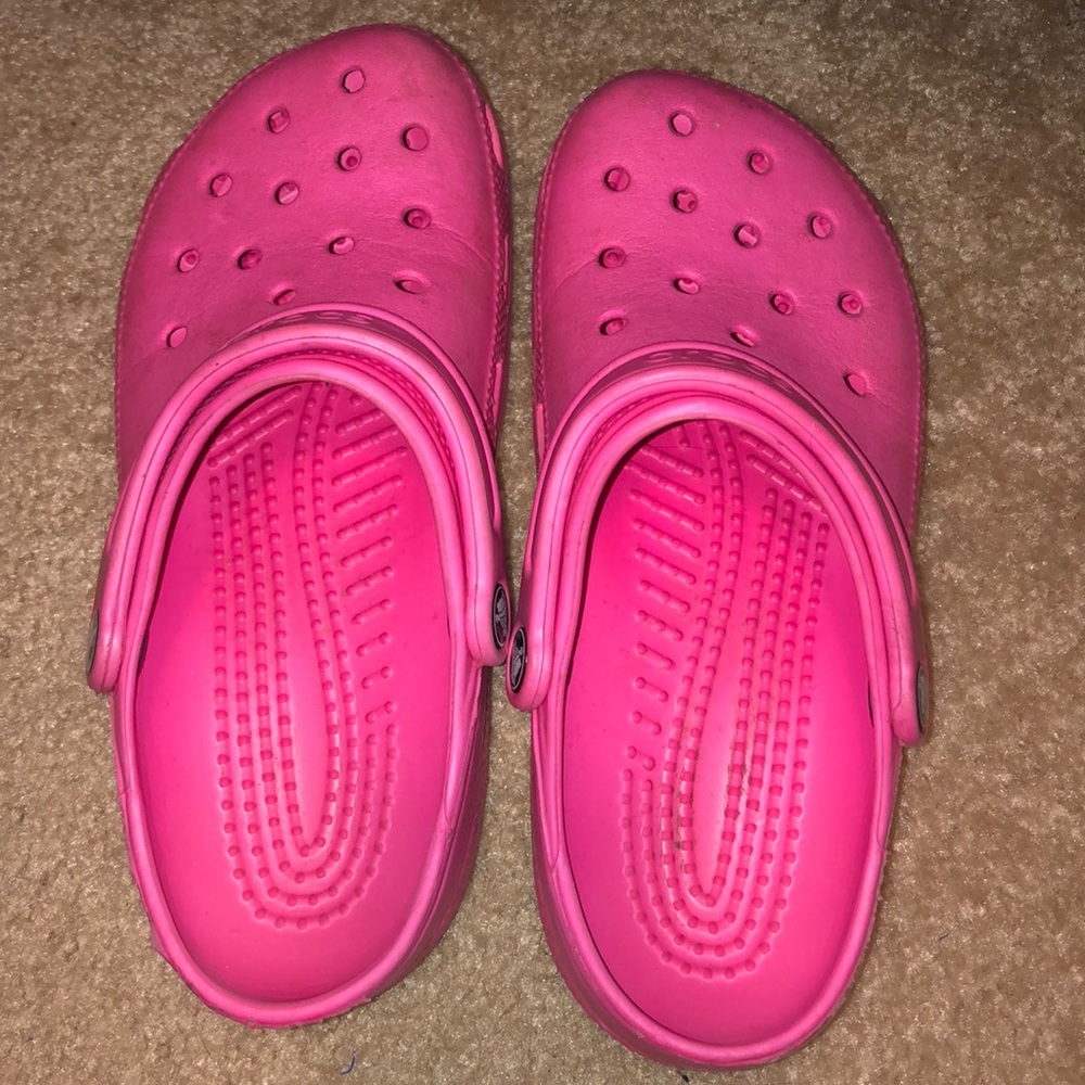 PINK CROCS